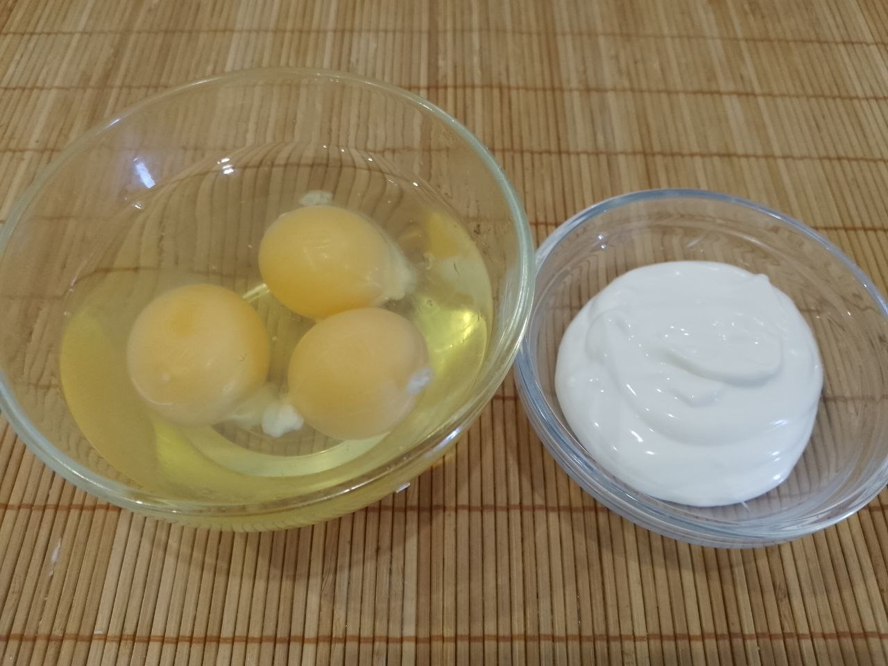 Салат вкусный и сытный из мяса, огурцов и яичных блинов: Для приготовления яичных блинов, яйца разбиваем в чашу, добавляем майонез и соль по вкусу.