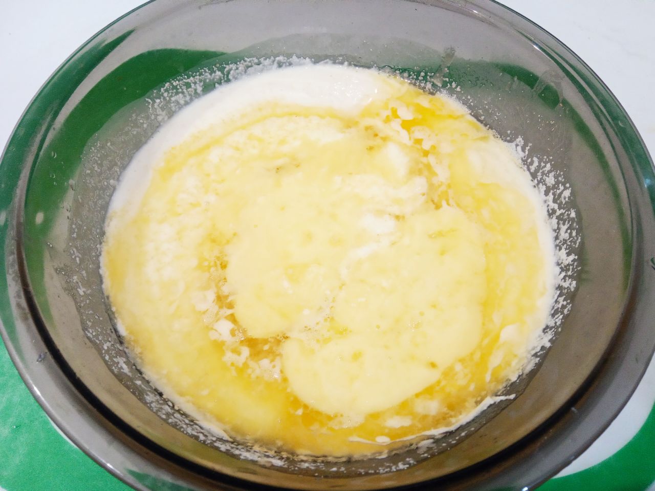 Манный пирог на кефире, просто и вкусно: Выливаем в манную смесь яичную смесь, растительное масло и растопленное сливочное масло, тщательно