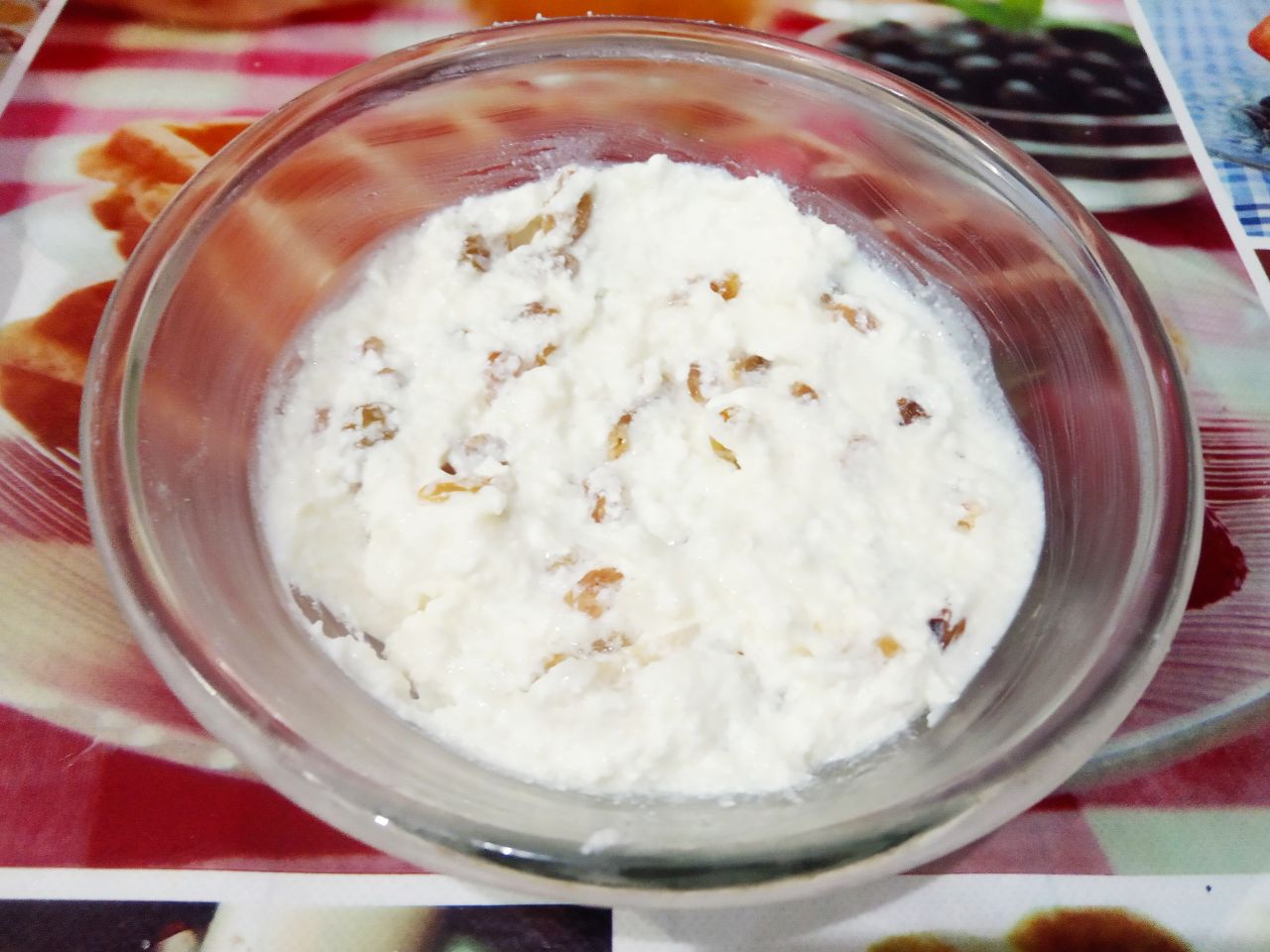 Вкусный десерт из яблок с творогом и изюмом, запеченных в духовке: В творог добавляем сахар, ванильный сахар и изюм, перемешиваем.
