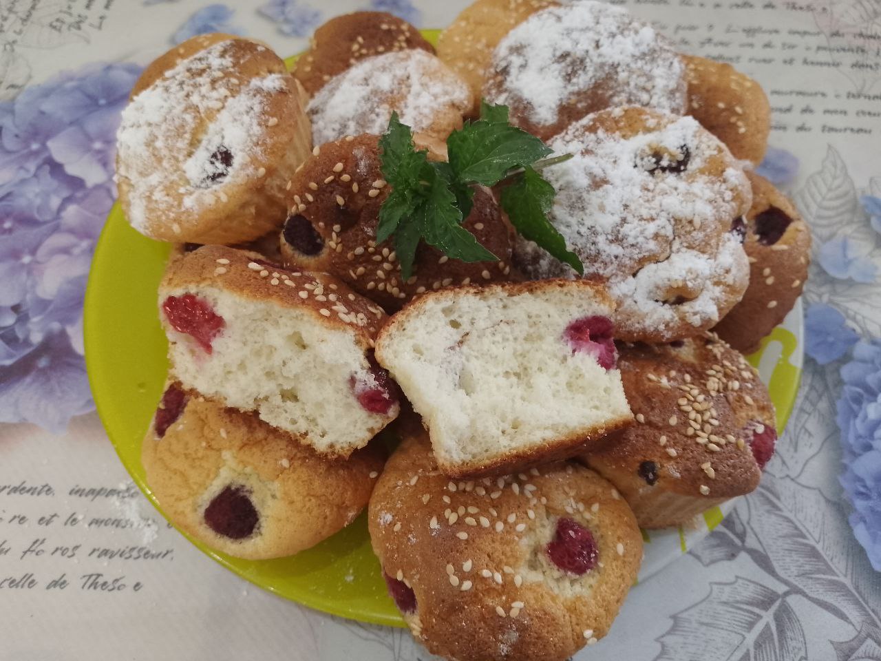Кексы из бисквитного теста с корицей и малиной, воздушные и нежные
