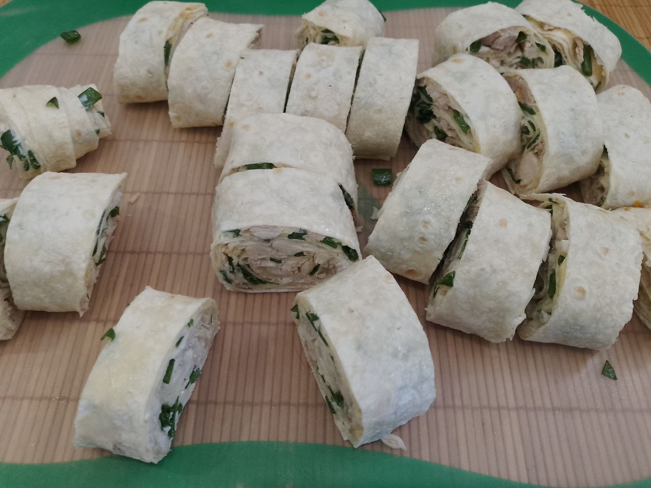 Вкусная закуска из лаваша, куриного филе и сыра, на сковороде: Рулет разрезаем на полоски толщиной 2-3 см.