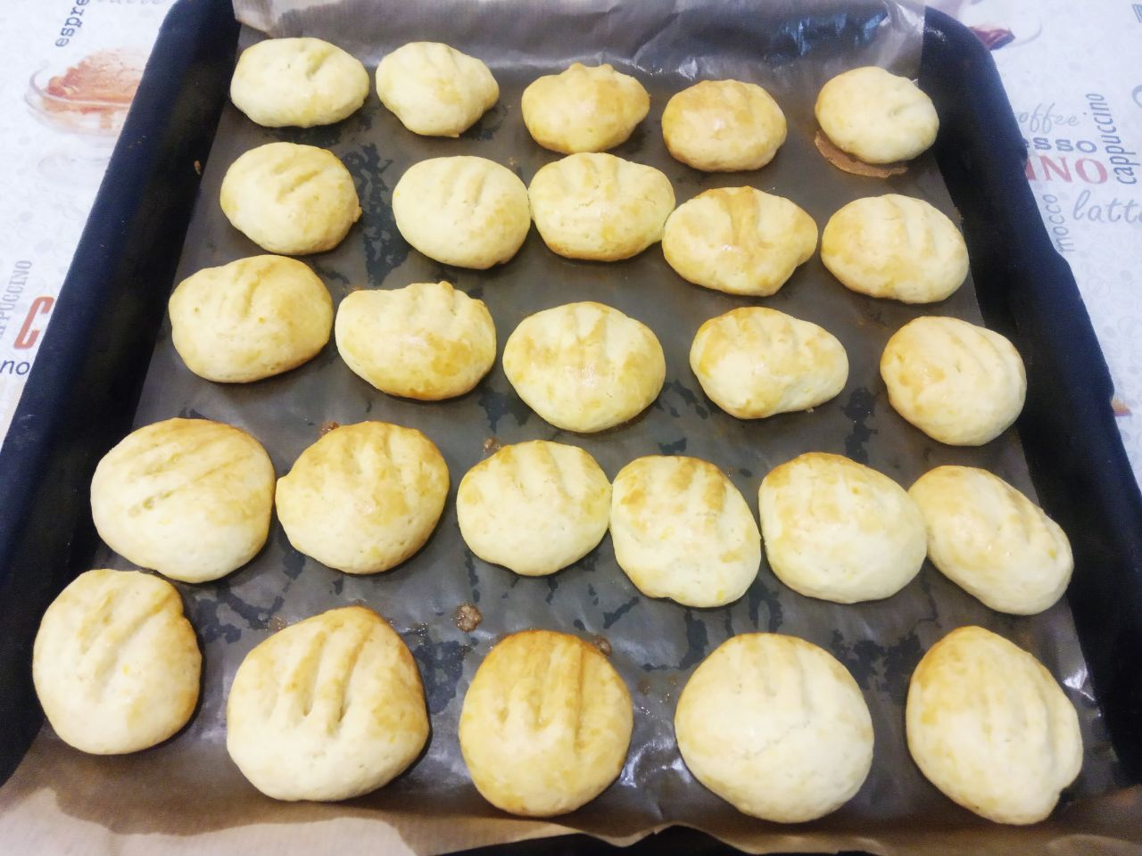 Мандариновое печенье на растительном масле, мягкое и рассыпчатое: Духовку разогреваем до 180 С и ставим противень с печеньем для выпекания. Печенье выпекаем около 15-20 минут.