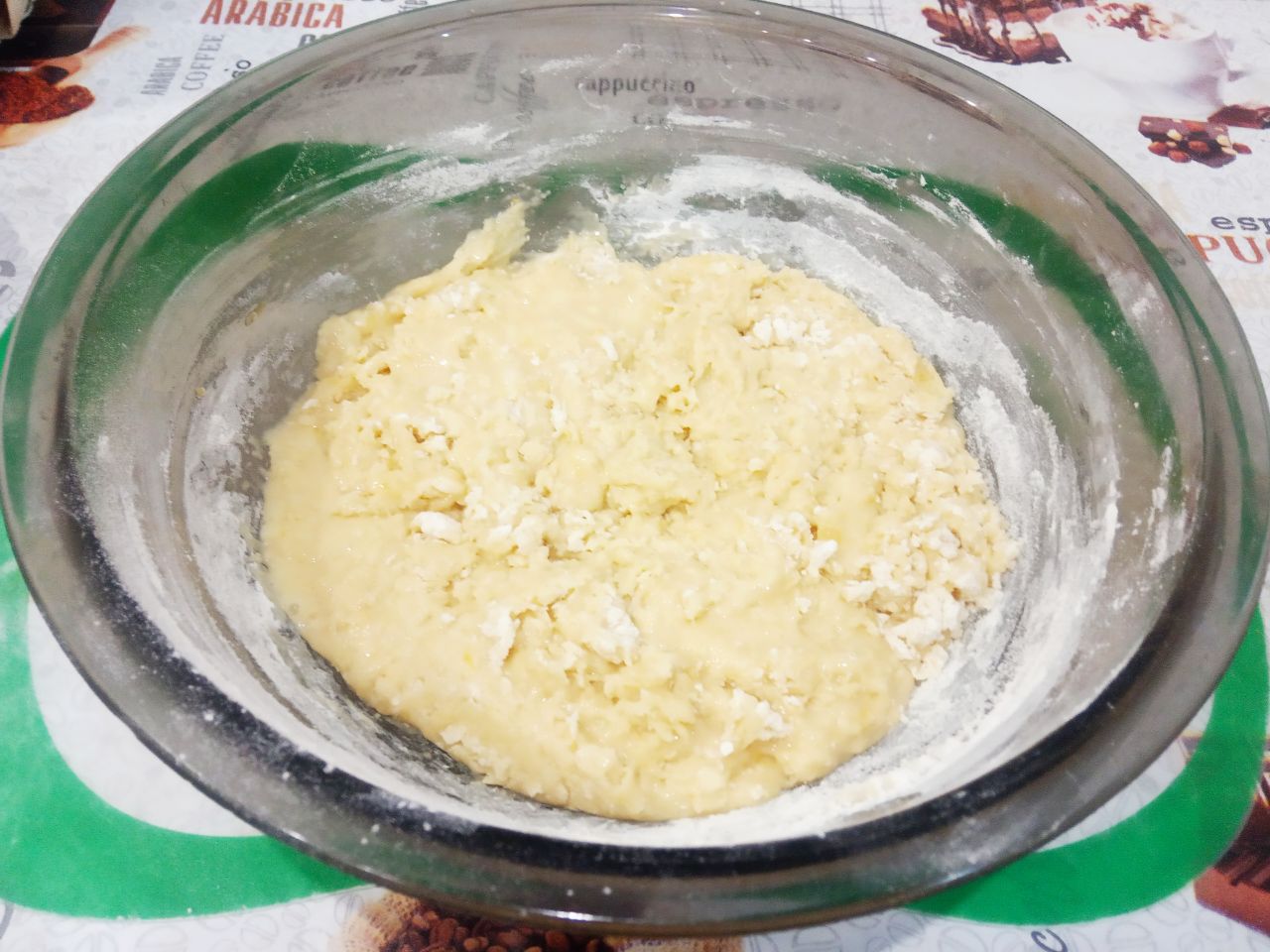 Мандариновое печенье на растительном масле, мягкое и рассыпчатое: Муку просеиваем через мелкое сито и большую часть добавляем в смесь, размешиваем лопаткой.