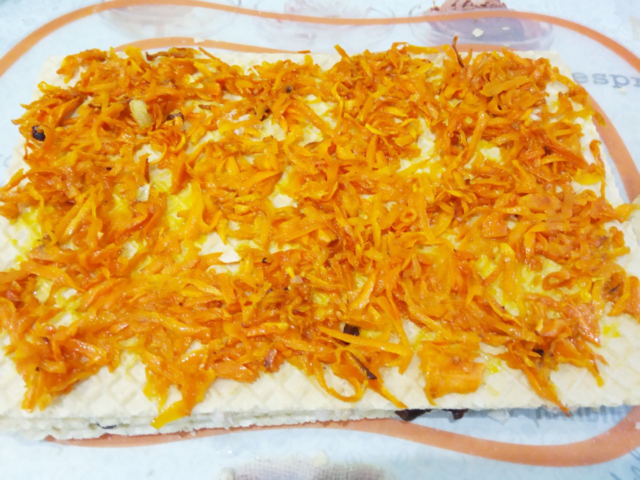 Торт вафельный с начинкой из фарша, моркови и грибов: На следующий лист кладем морковь и равномерно распределяем по поверхности листа.