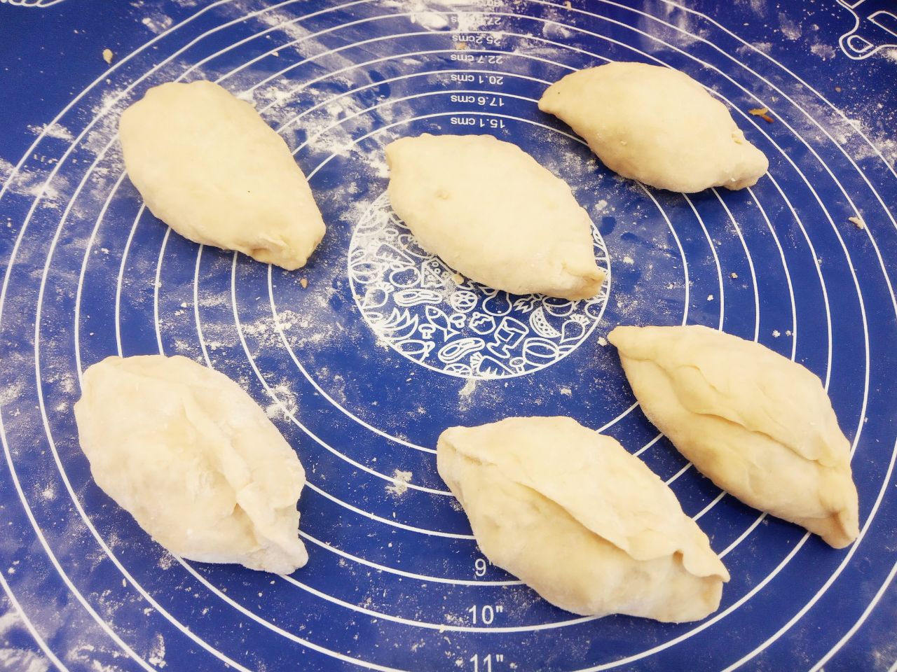 Жареные пирожки из творожного теста, с фаршем и луком, вкусные и аппетитные: На середину кружочков кладем начинку, края соединяем и формируем пирожки.