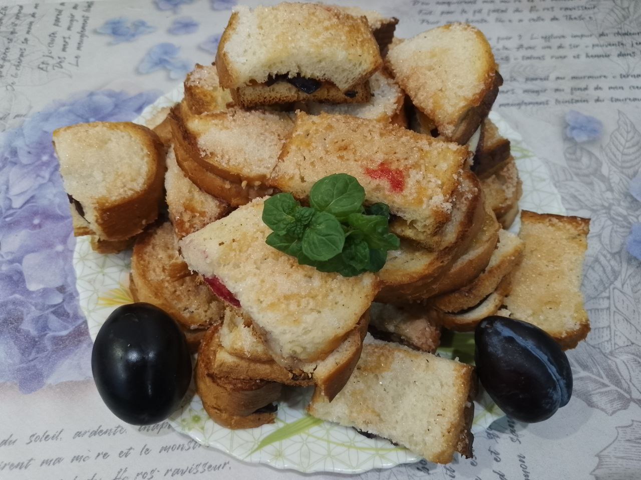 Десерт к чаю из батона, слив и малины