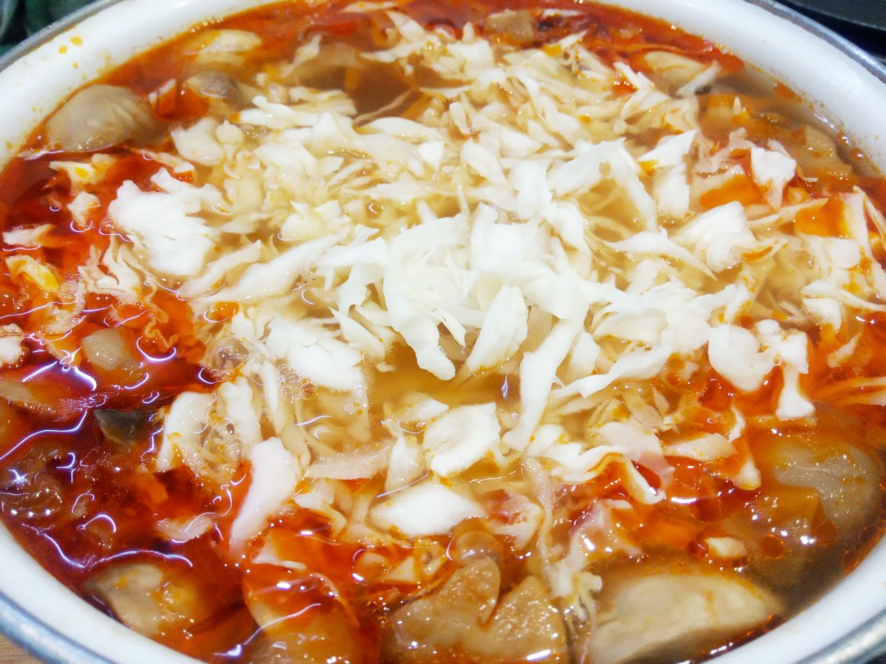 Красный борщ с грибами, вкусный и сытный: Кладем измельченную капусту и варим до размягчения капусты по своему вкусу. Борщ солим и перчим капусту.