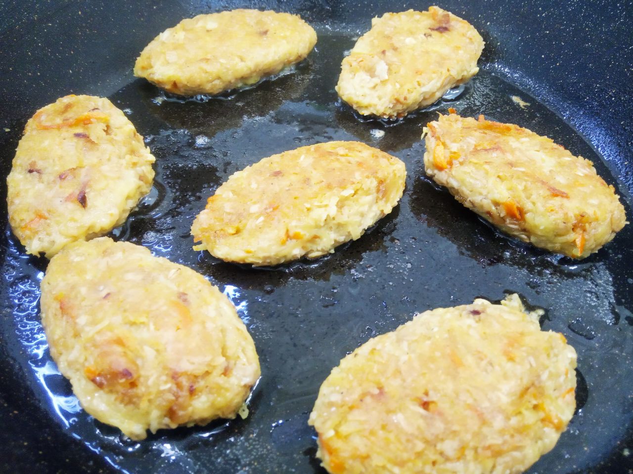 Овощные котлеты с овсяной крупой, вкусные и сытные: Разогреваем сковороду с растительным маслом и обжариваем котлеты с двух сторон до золотистой корочки.
