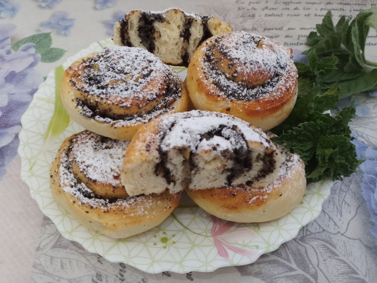 Булочки из сдобного дрожжевого теста с маковой начинкой