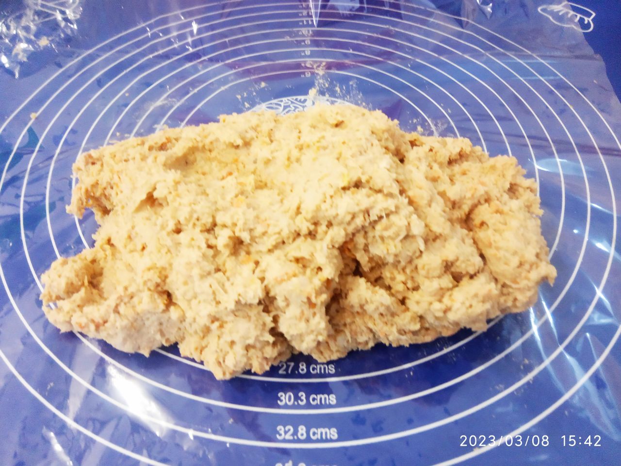 Бутерброды с куриным паштетом, вкусно и сытно: Рукав для запекания разрезаем и выкладываем паштетную массу. Формируем продолговатый валик и плотно