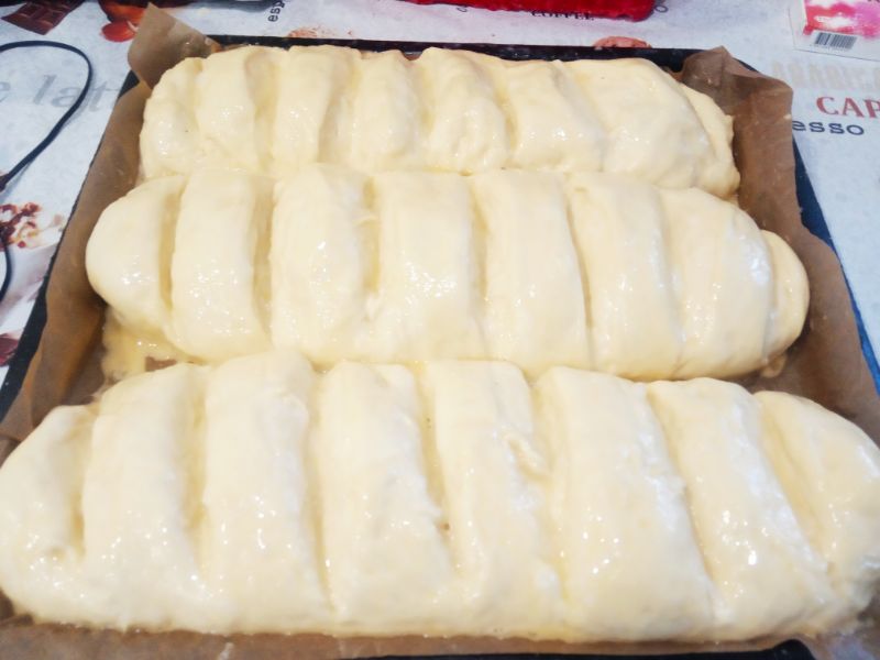 Домашние батоны с кунжутом на сыворотке, просто и вкусно: Яйцо взбиваем и смазываем батоны.