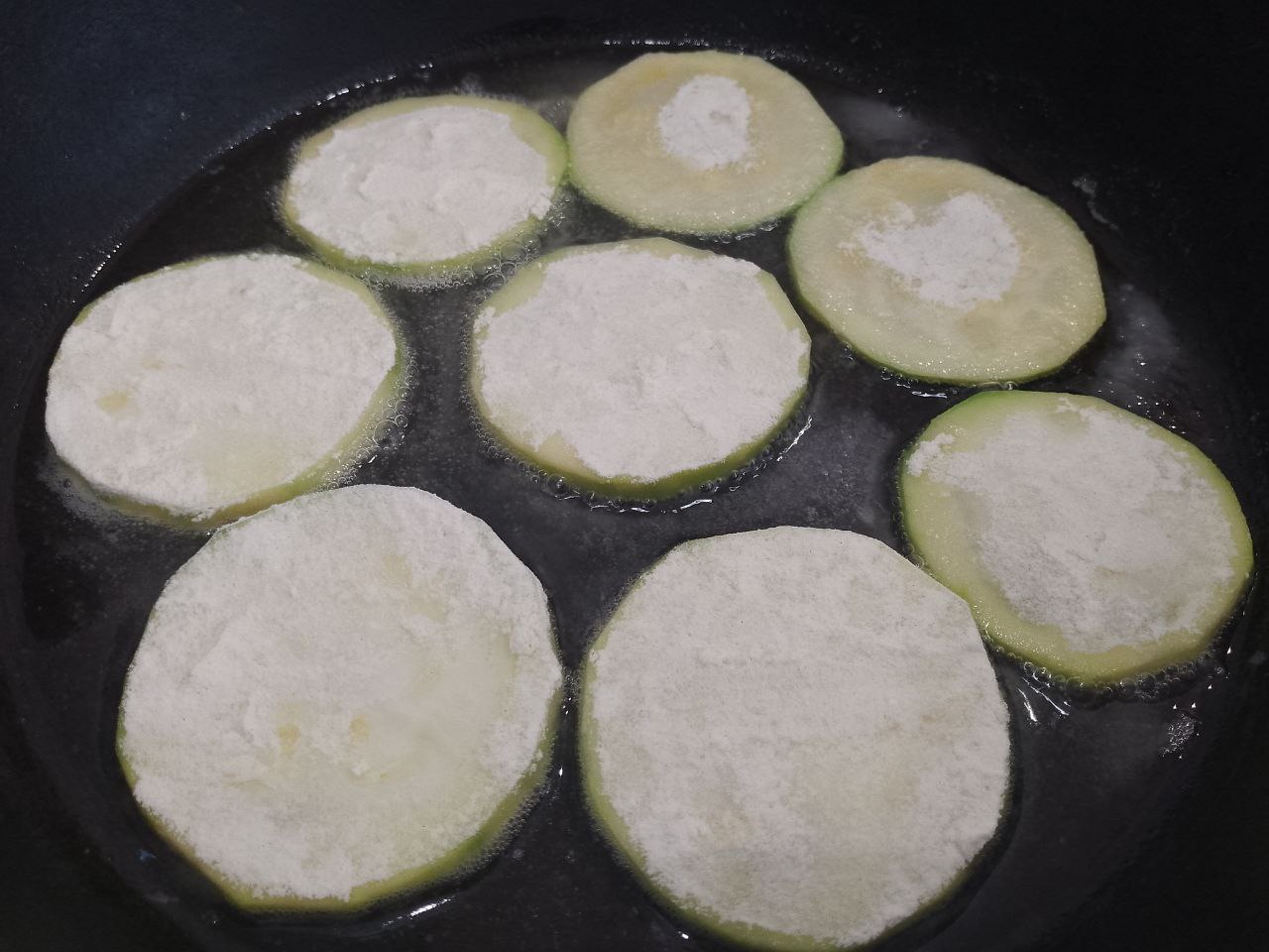 Кабачки жареные с чесноком, майонезом и укропом: Разогреваем сковороду с растительным маслом, укладываем кабачки и на небольшом огне обжариваем с двух сторон