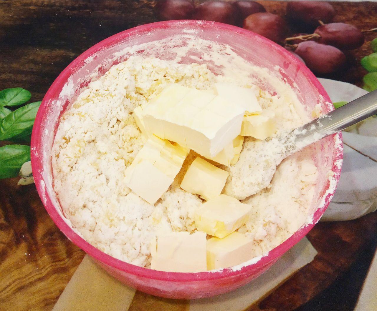 Вкусные пирожки с начинкой из тушеных яблок: Маргарин измельчаем, добавляем к тесту и замешиваем мягкое и нежное тесто.
