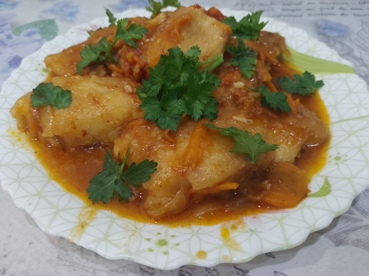 Щука тушеная с овощами, в томате