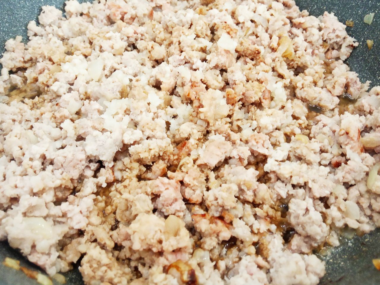 Картофельный рулет с мясной начинкой, запеченный в духовке: Добавляем соевый соус, соль и перец по вкусу, обжариваем до испарения жидкости.