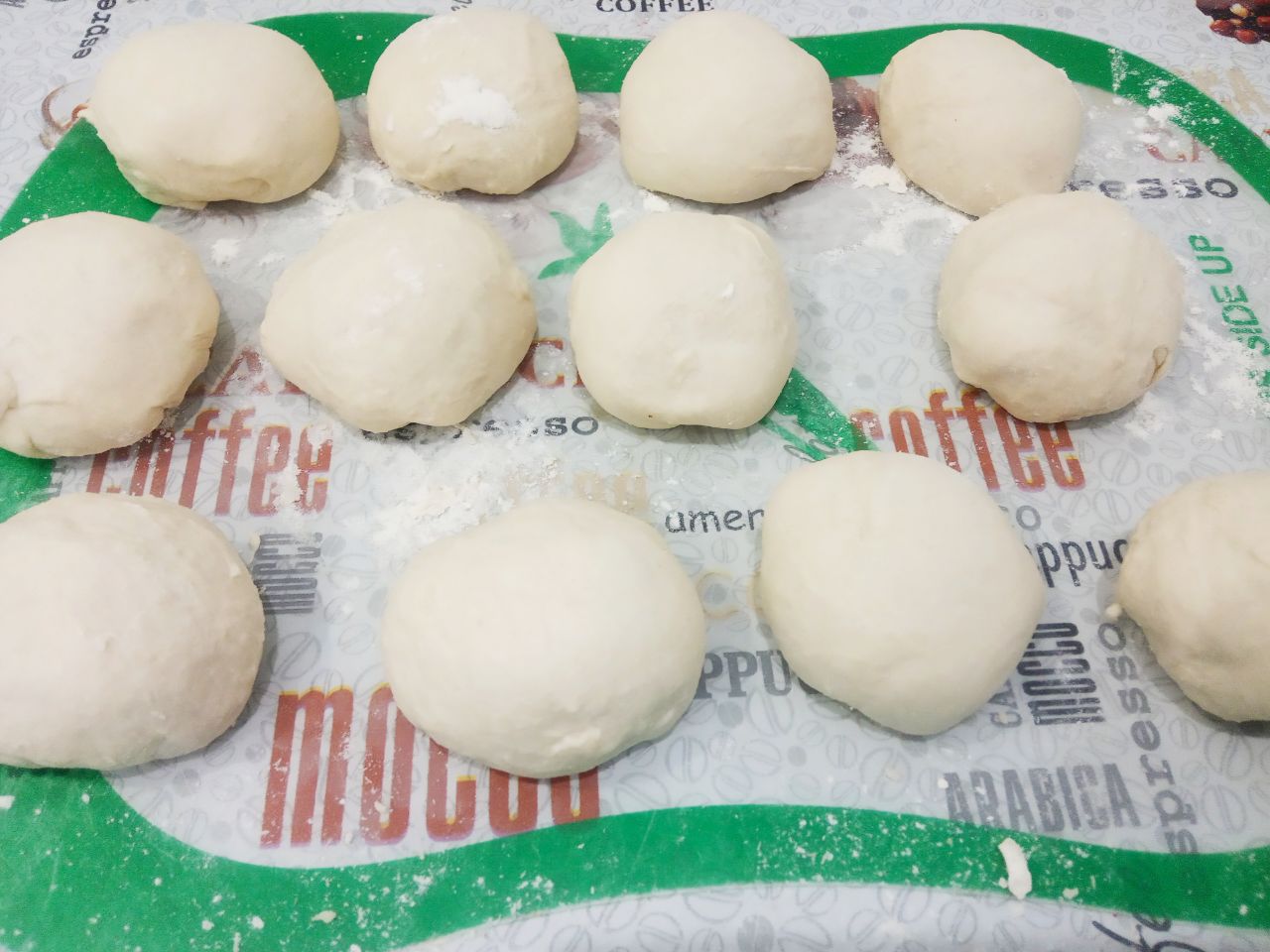 Пирожки из слоёного теста с мясной начинкой: Разделяем тесто на 12 частей.