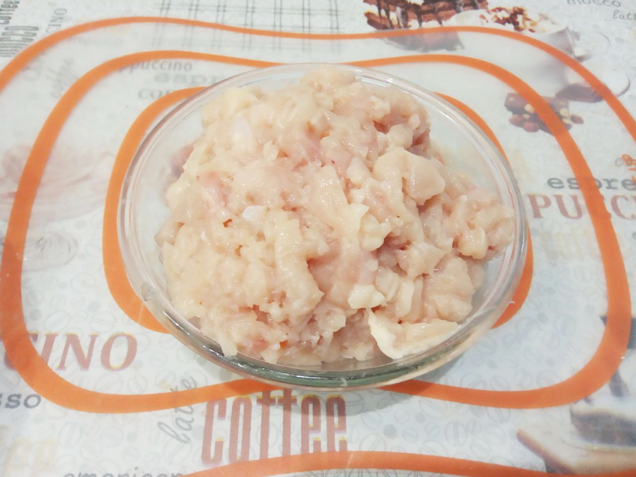 Картофельные пирожки с начинкой из куриного филе и лука: Куриное филе промываем, просушиваем, мелко нарезаем и ножом немного ещё отбиваем.