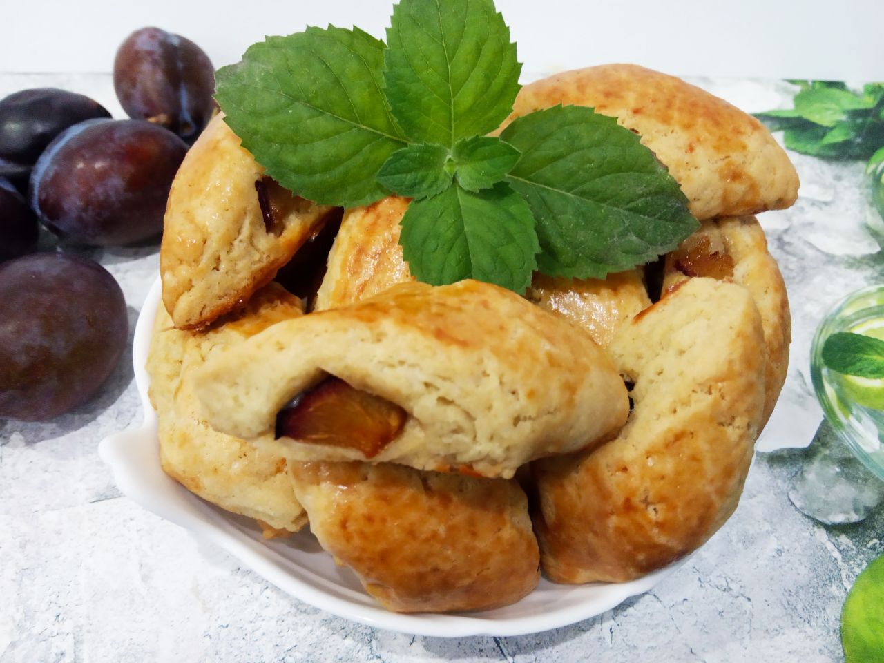 Песочное печенье с начинкой из слив