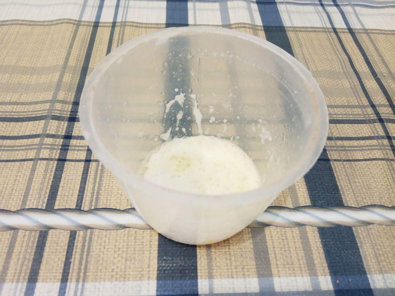 Простой рецепт пирога напоминающий торт, просто и вкусно: Соду соединяем с лимонным соком или уксусом, также соду можно заменить разрыхлителем для теста, но я