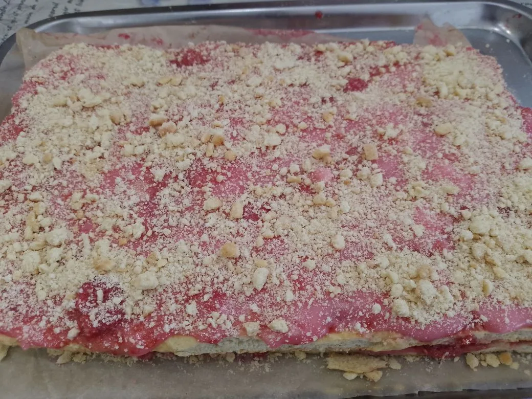 Песочные пирожные с замороженной малиной и в сахарной глазури: Верх покрываем глазурью и посыпаем крошкой и оставляем на пару часов для пропитания.