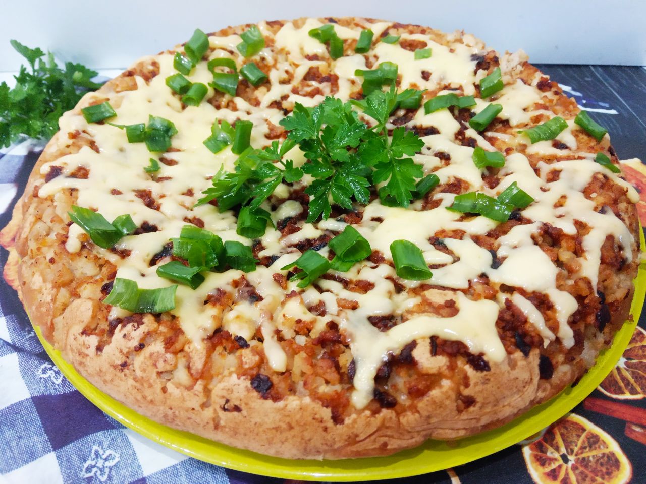 Заливной пирог с фаршем и луком на сковороде, просто и вкусно: Достаем пирог и посыпаем зеленью.