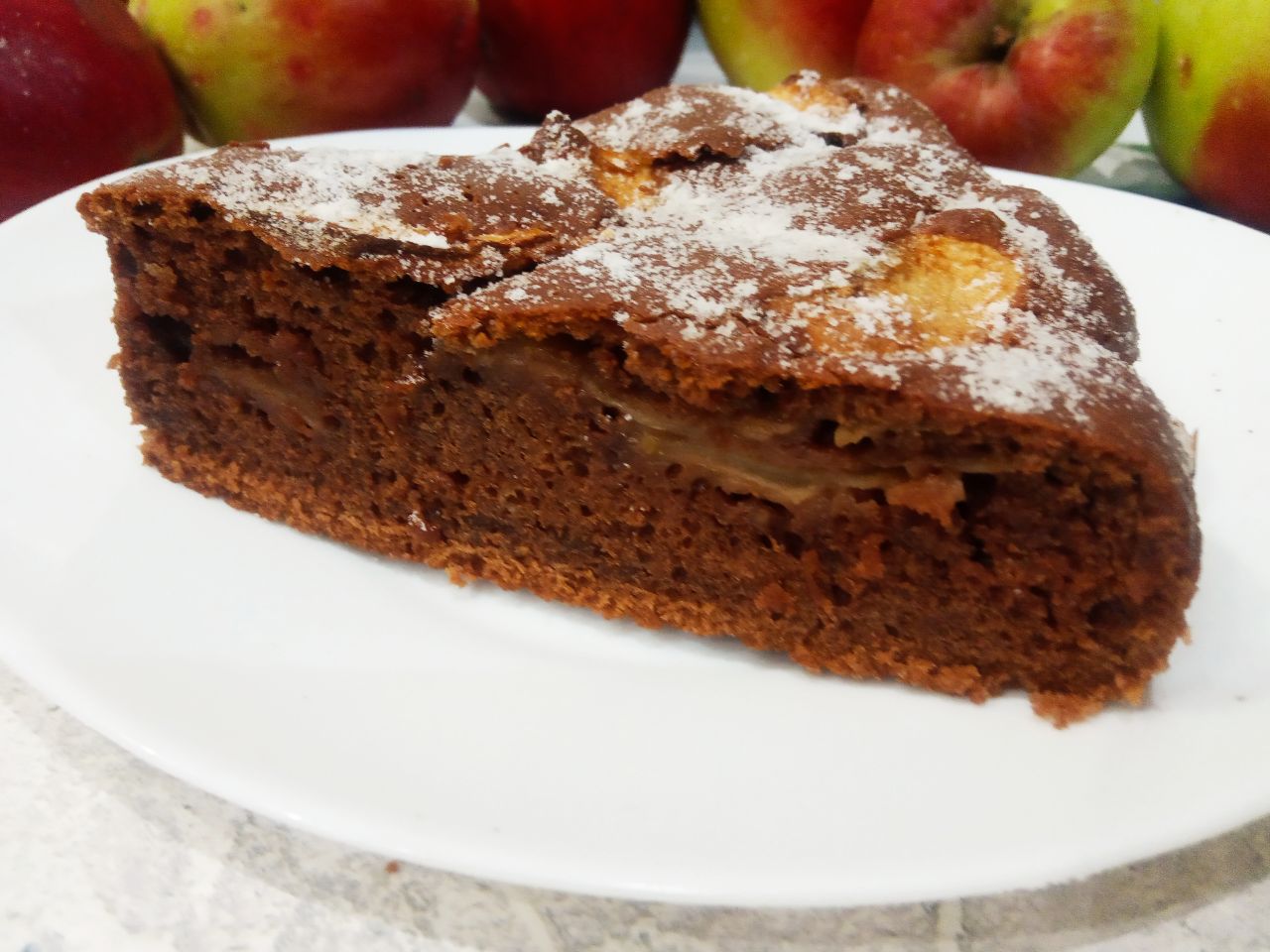 Шоколадный пирог на молоке с яблоками, вкусный и аппетитный
