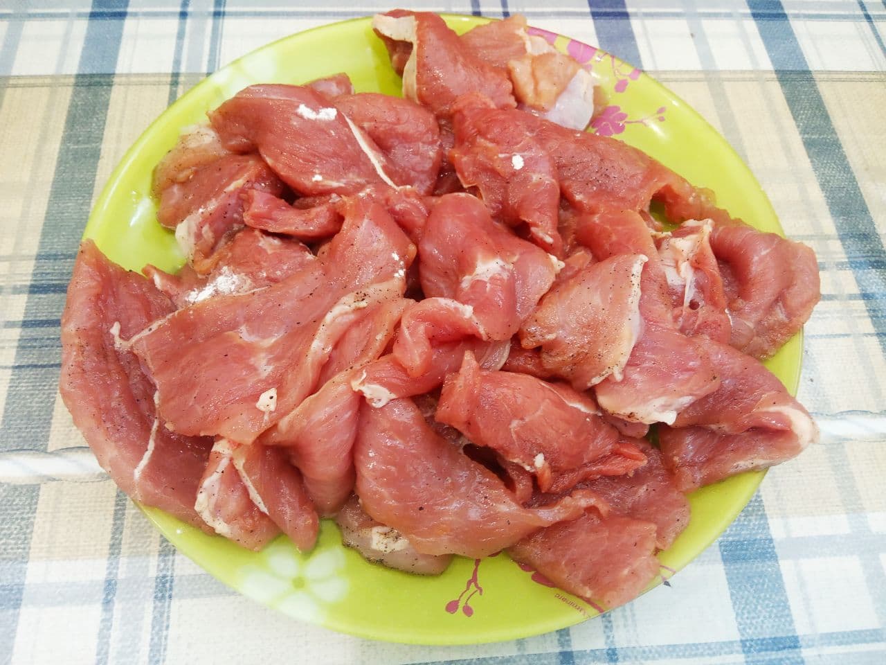 Стрипсы из мяса свинины: Солим и перчим по вкусу, добавляем соевый соус, растительное масло, перемешиваем. Оставляем мясо для