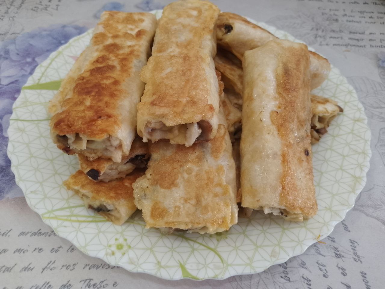 Лаваш с начинкой из филе, шампиньонов, в кляре на сковороде