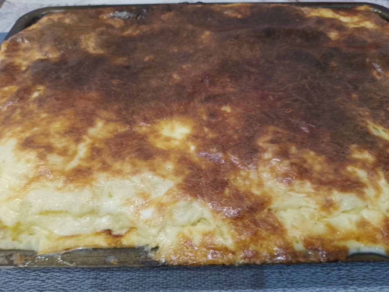 Картофельная запеканка с куриным филе, в духовке: Разогреваем духовку до 170-180 С, ставим запеканку для запекания. Запекаем до румяной корочки около получаса.