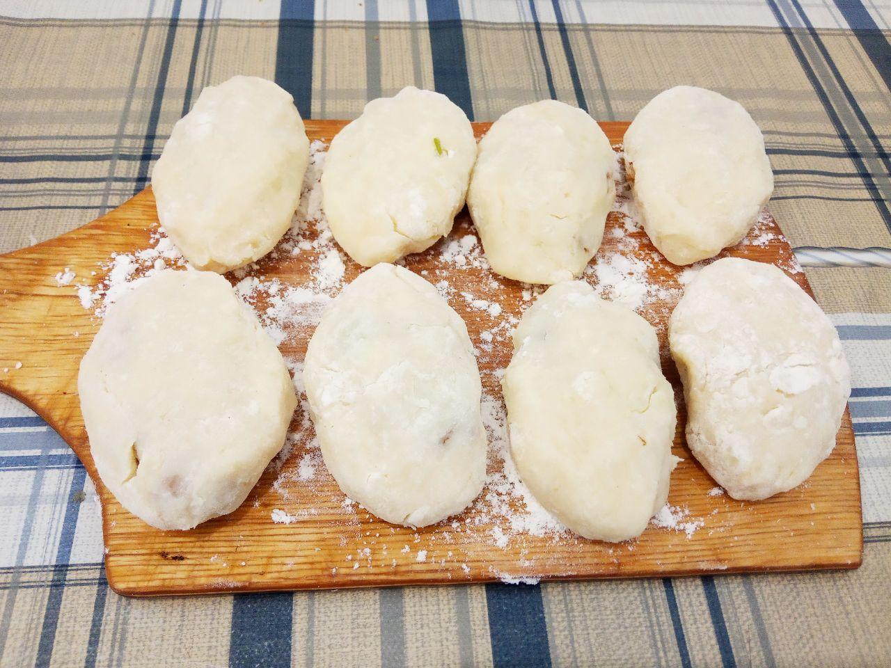 Картофельные зразы или пирожки с мясной начинкой: Из картофельного теста формируем лепешки, на середину кладем начинку и формируем пирожки.