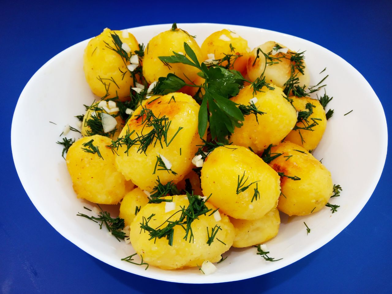 Молодой картофель обжаренный на масле, с укропом и чесноком: Выкладываем картофель на блюдо, посыпаем измельченный укропом и чеснок, встряхиваем, чтобы укроп с чесноком