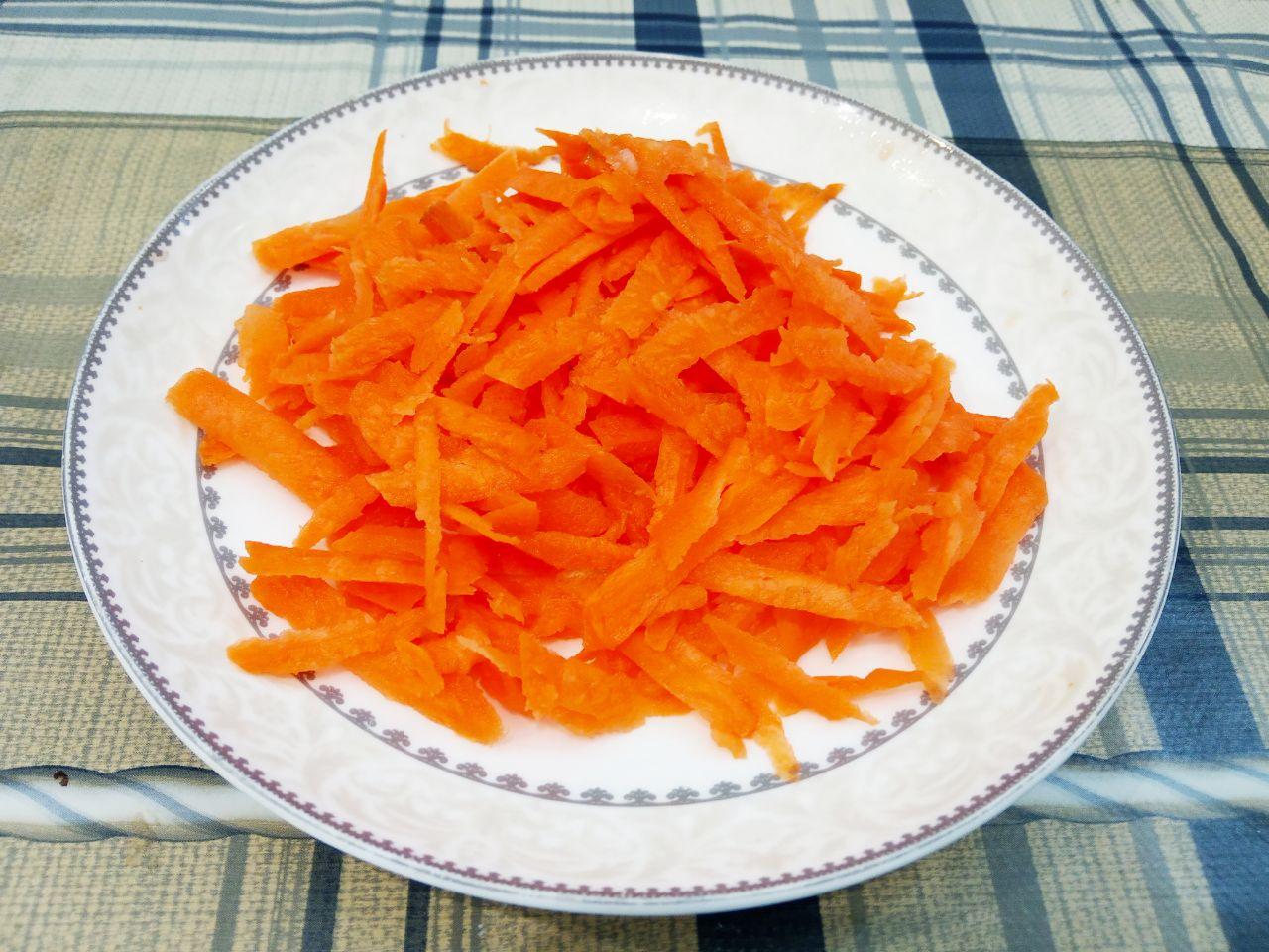 Картофель тушеный с шампиньонами: Морковь очищаем от кожуры, промываем и натираем на крупной терке или нарезаем тонкой соломкой.