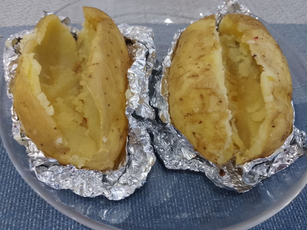 Картошка крошка нежная ароматная и сытная: Ложкой вынимаем середину картофеля, оставляем кожуру до 5 мм.