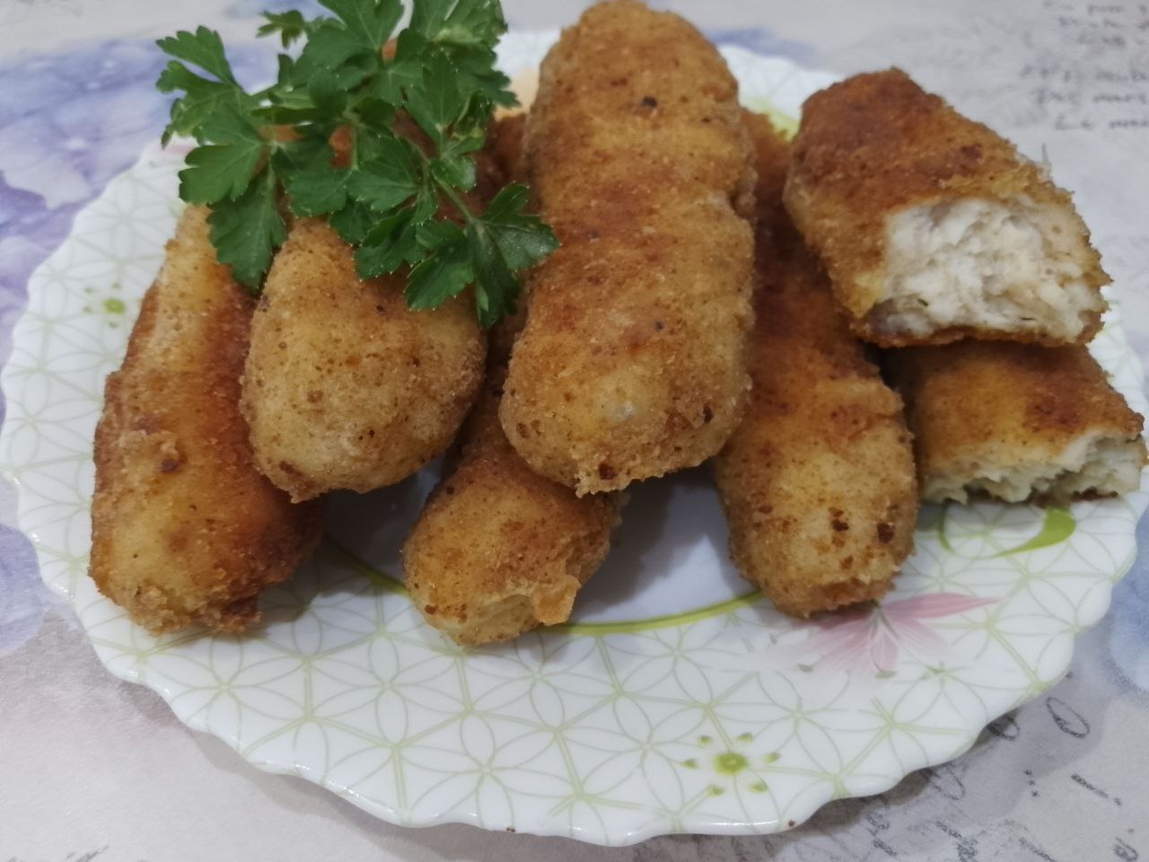 Рыбные палочки в кляре и панировочных сухарях: Обжаренные рыбные палочки укладываем на блюдо и подаем к столу с соусом или блюдами из картофеля.