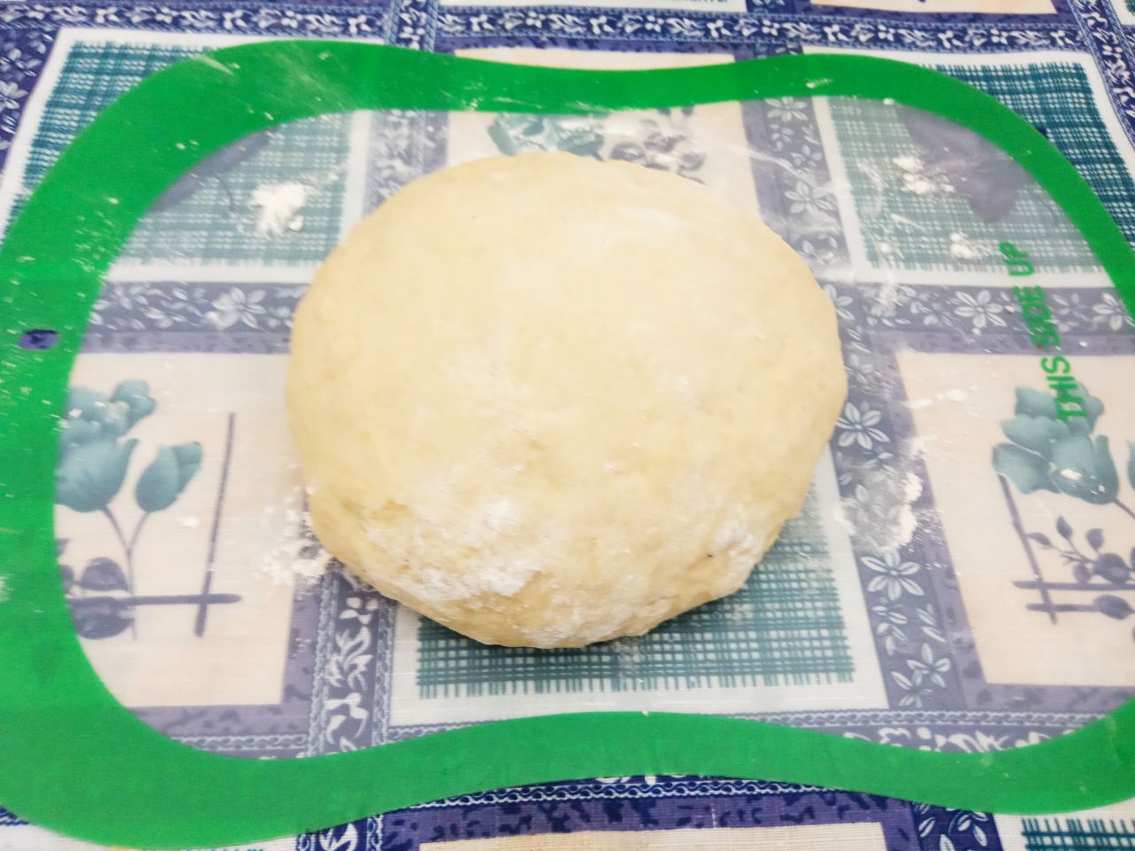 Пирожки с клубникой, из бездрожжевого теста, воздушные и рассыпчатые: Тесто разделяем на 20 шариков.