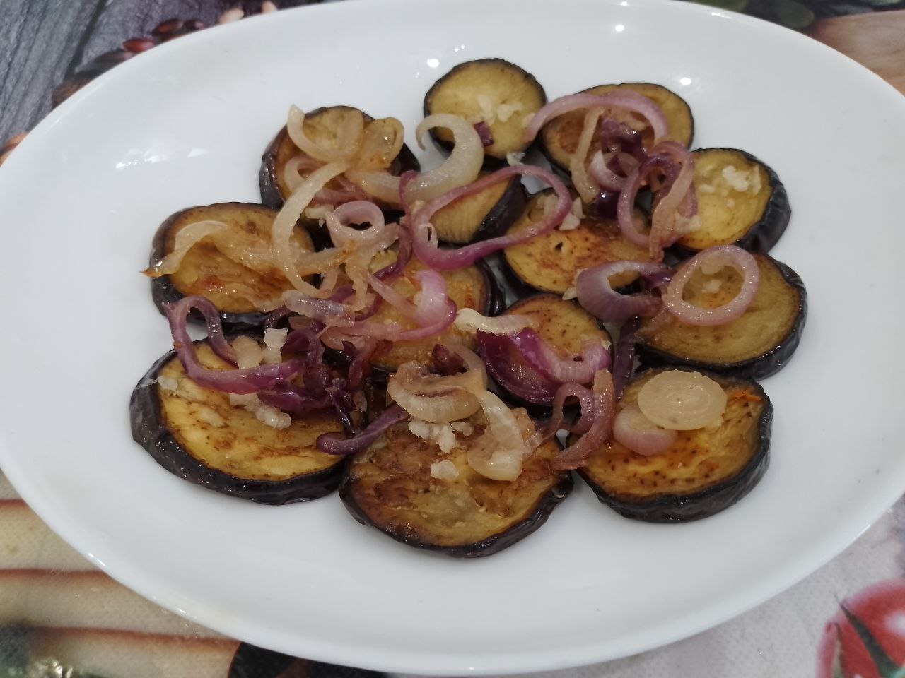 Баклажаны по-кубански, вкусные и аппетитные: Следующим рядом раскладываем жареный лук.