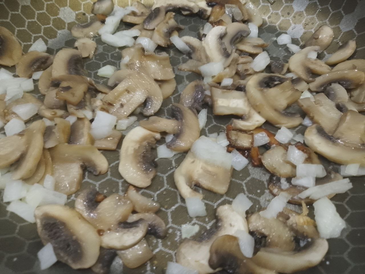 Блины из печени с грибной начинкой, вкусные и сытные: Разогреваем сковороду с растительным маслом, выкладываем грибы, солим, перчим, посыпаем сушеным чесноком и