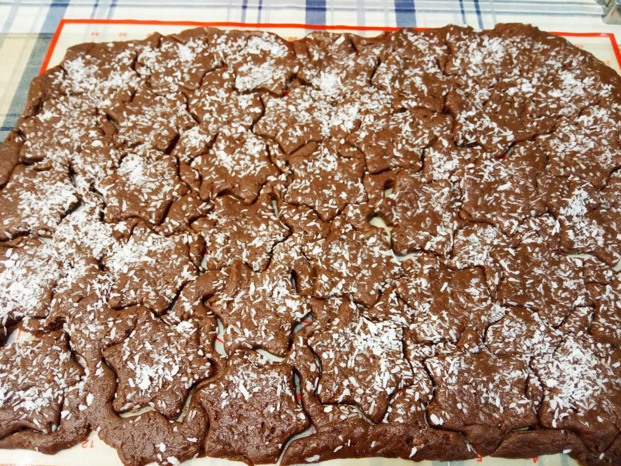 Домашнее шоколадное печенье, рассыпчатое и мягкое с кокосовой стружкой: Формочкой вырезаем печенье.