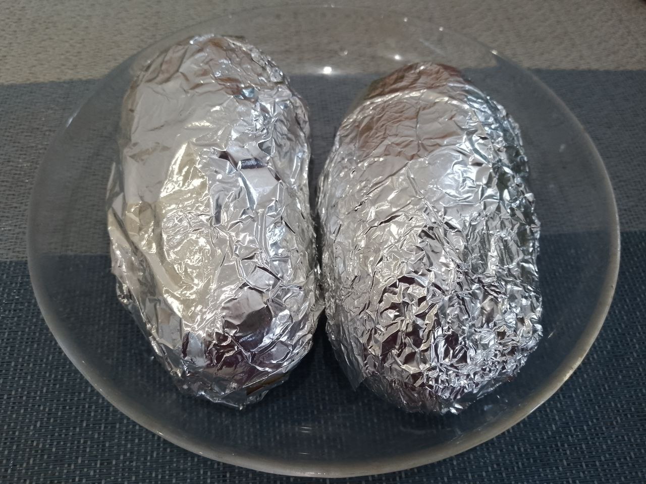 Картошка крошка нежная ароматная и сытная: Заворачиваем картофель в фольгу и укладываем на противень.