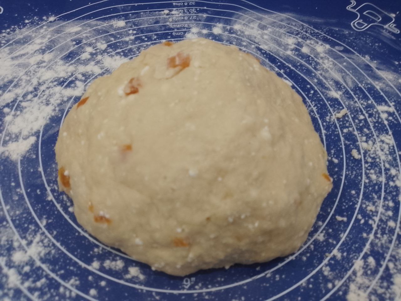 Печенье с добавлением творога и кураги, мягкое и вкусное: Добавляем в тесто курагу и перемешиваем.