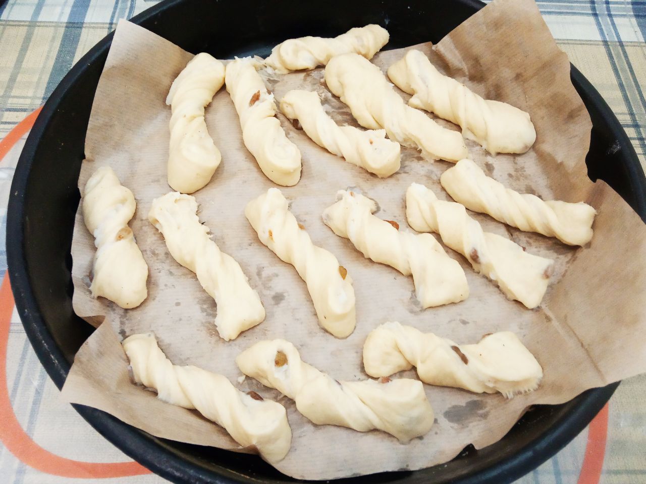 Воздушные и нежные булочки с заварным кремом и изюмом: Противень застилаем пергаментом и укладываем булочки.