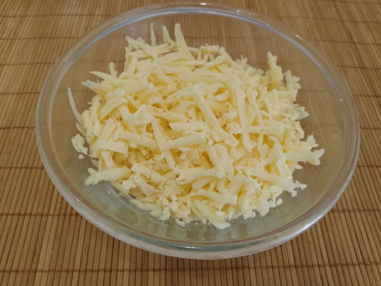 Лаваш запеченный в духовке, с начинкой из мяса, сыра и овощей, просто и вкусно: Твердый сыр натираем на терке и половину добавляем в начинку, перемешиваем.