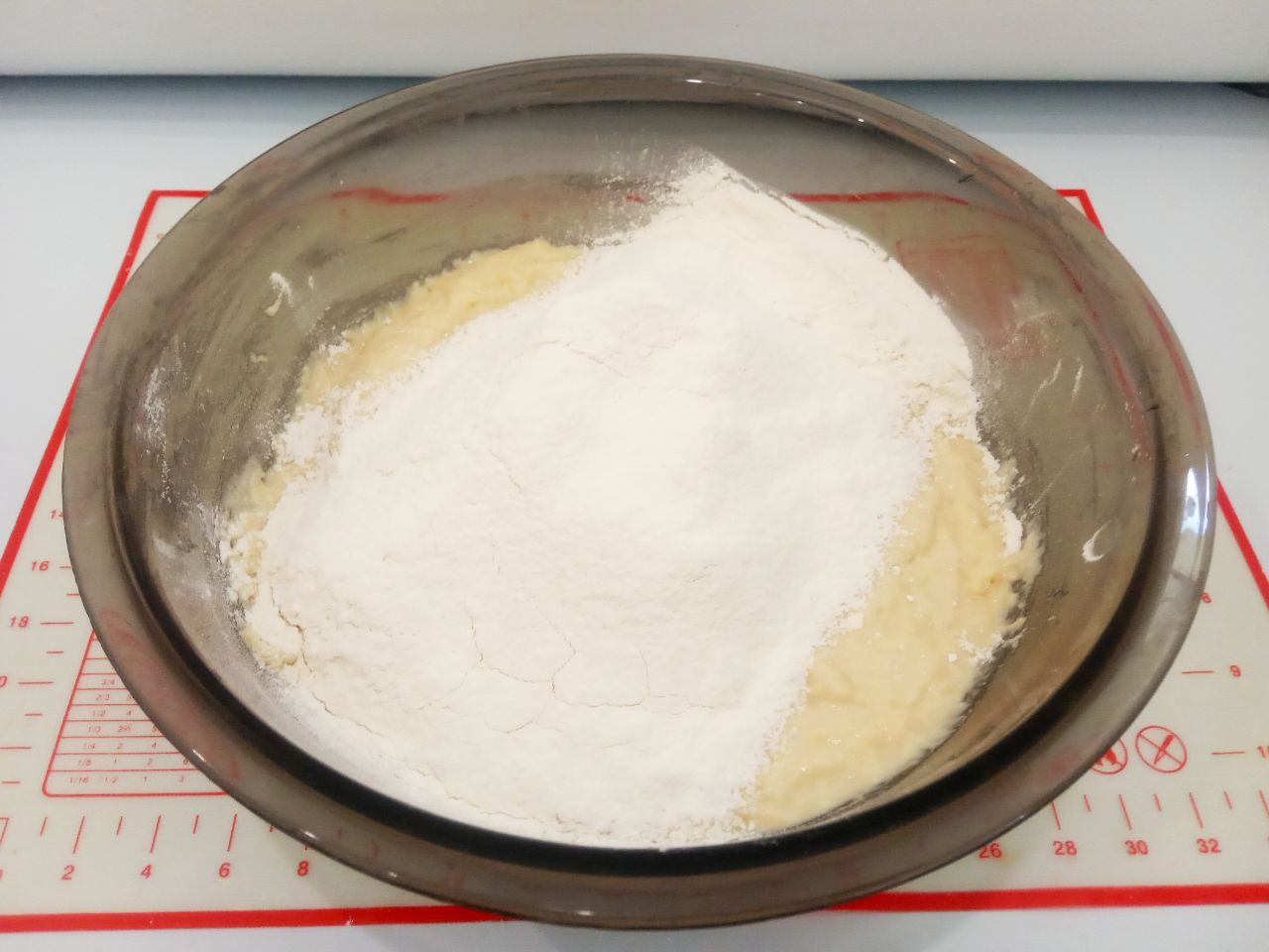 Сахарные булочки к чаю, просто и вкусно: Добавляем оставшуюся муку, замешиваем мягкое и нежное тесто. Вымешиваем пока тесто не станет приставать к