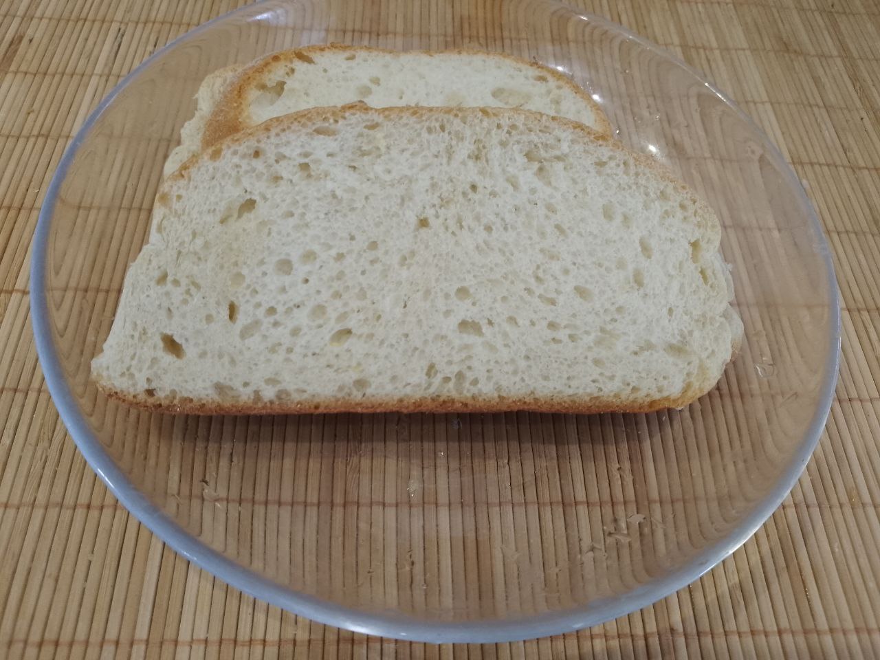 Домашние мясные котлеты, с начинкой из сыра, вкусные и аппетитные: Ломтики белого батона замачиваем в молоке.