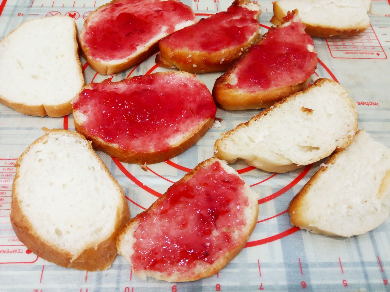 Вкусный и быстрый десерт к чаю: Смазываем ломтики джемом или повидлом.