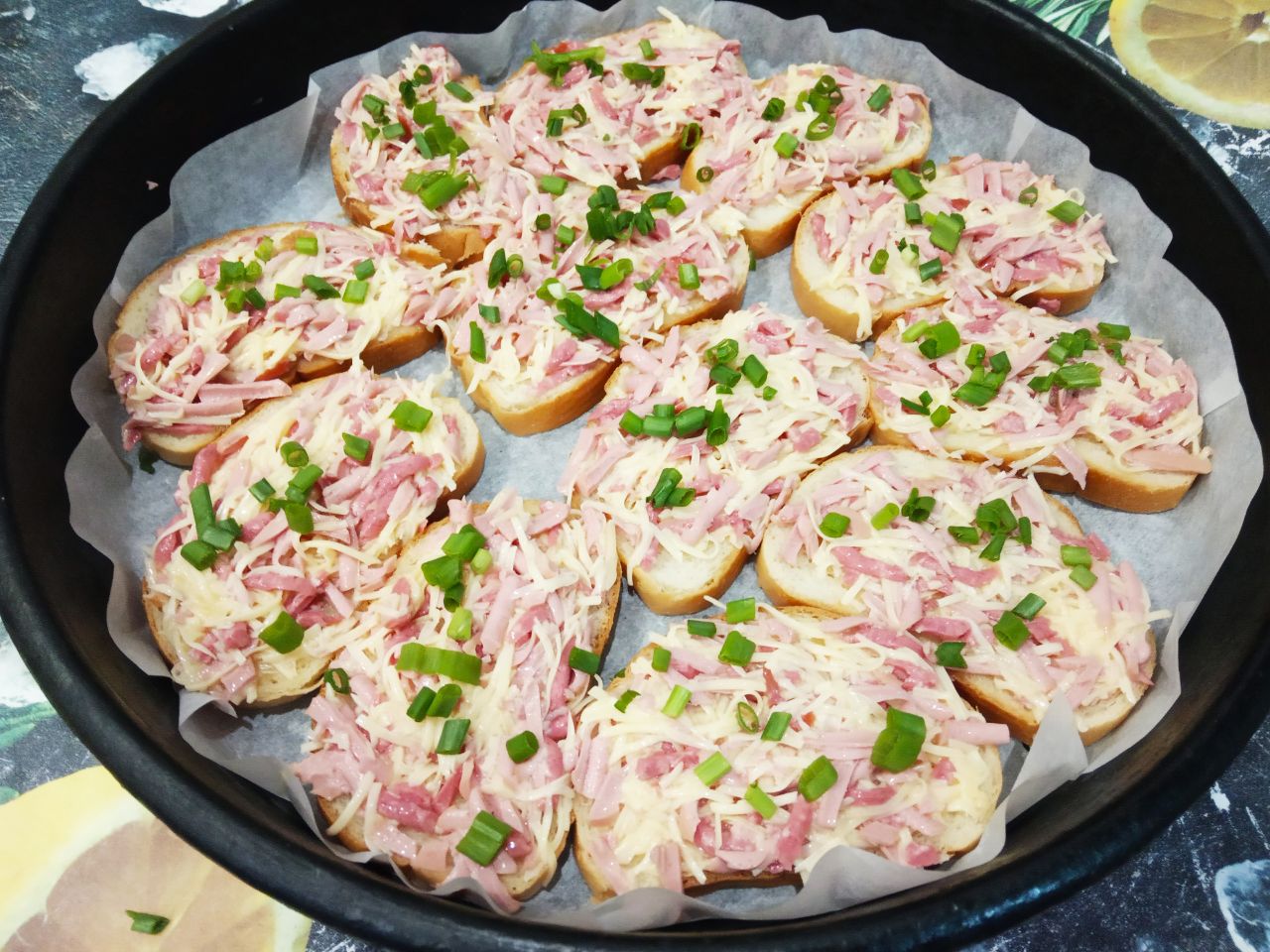 Горячие бутерброды на завтрак, просто и вкусно: Укладываем бутерброды на противень, посыпаем зеленым луком.