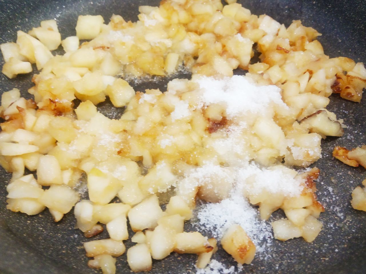 Булочки с начинкой из жареных яблок, изюма и корицы: Яблоки промываем, очищаем от кожуры и разрезаем на кубики.