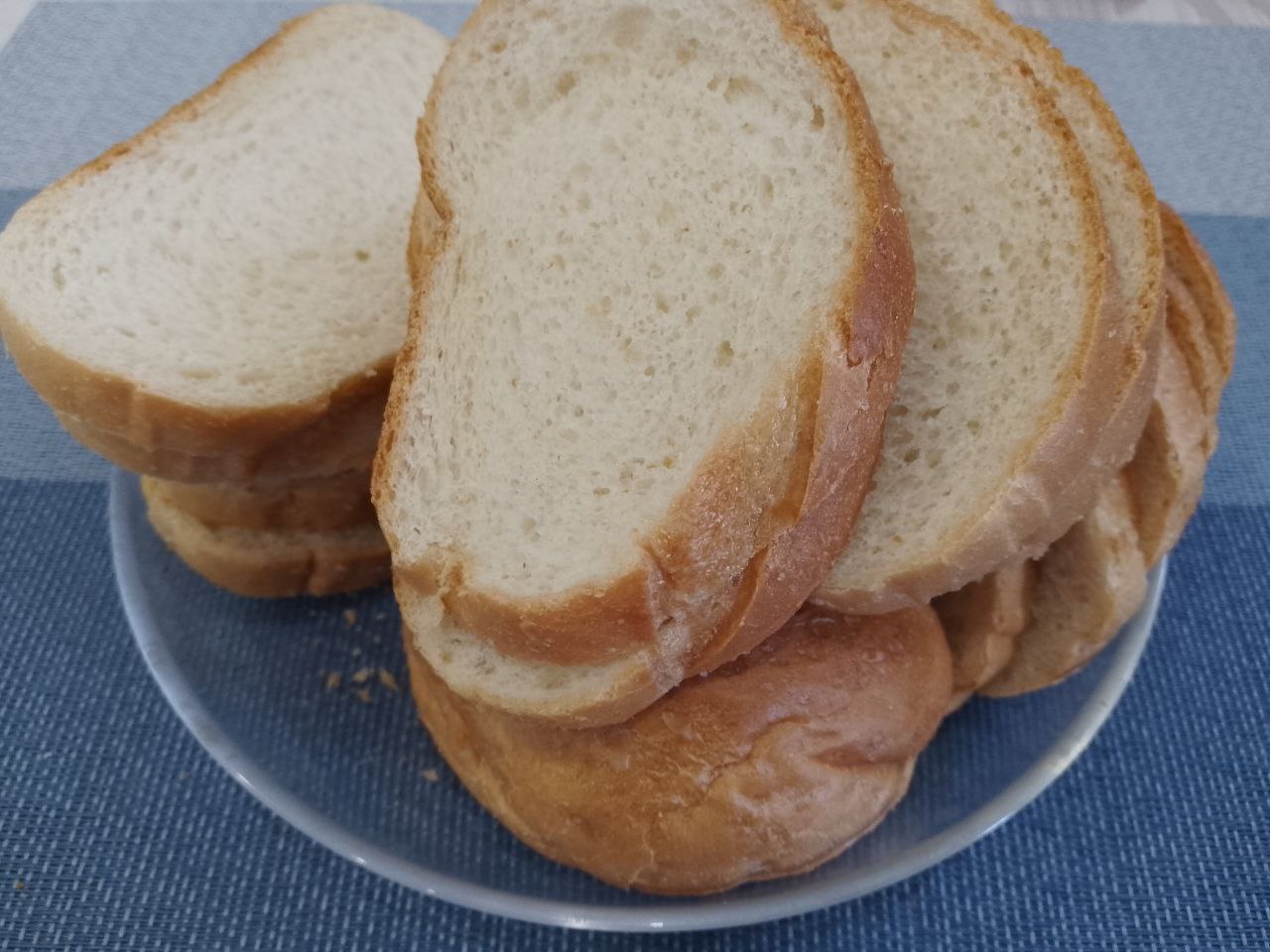 Домашние пирожные «Картошка», вкусно и просто: Белый батон разрезаем на ломтики и подсушиваем в духовке.