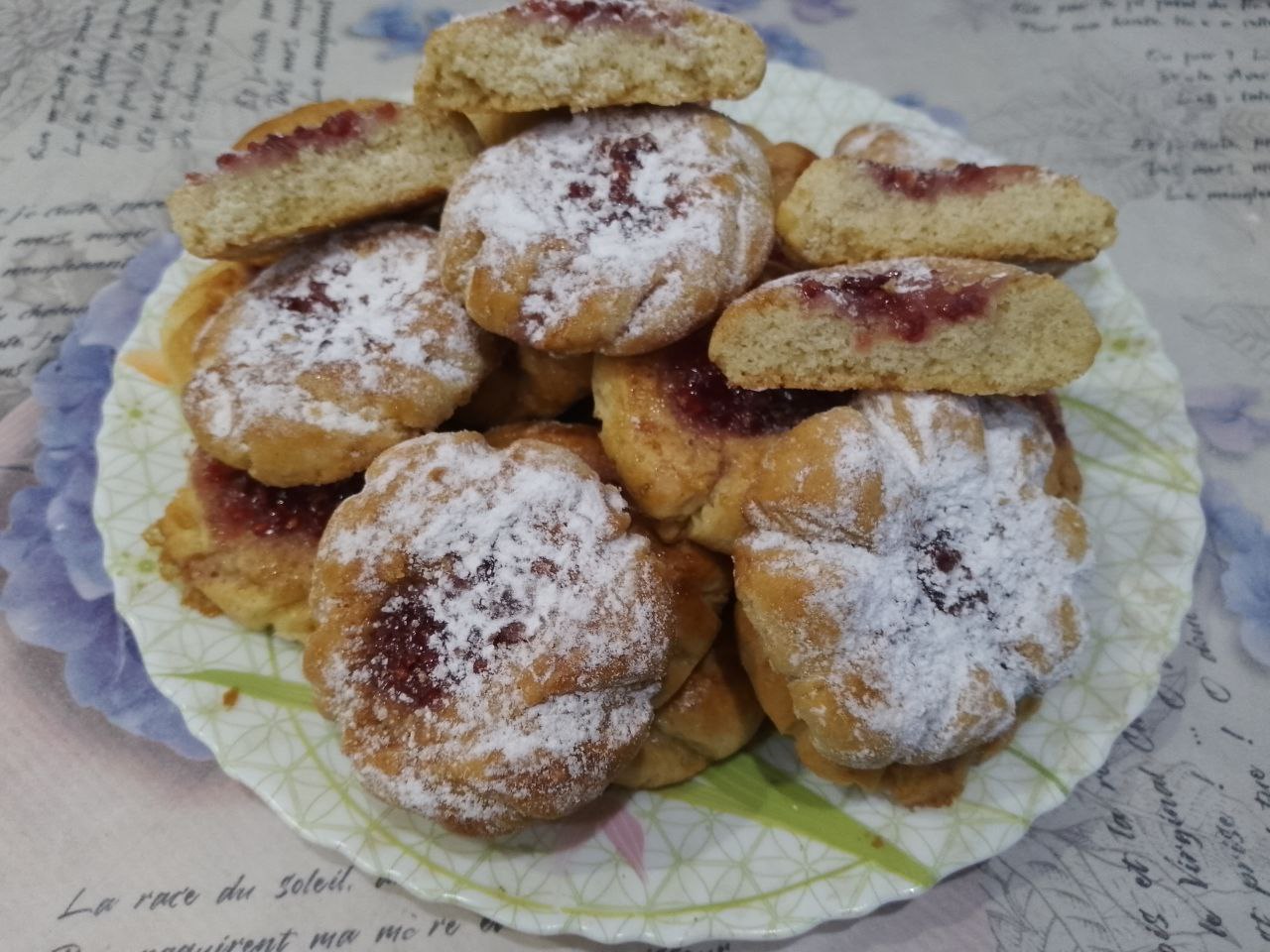 Домашнее рассыпчатое песочное печенье с джемом: Испеченное печенье достаем из духовки, выкладываем на поднос или блюдо и посыпаем по желанию сахарной пудрой.