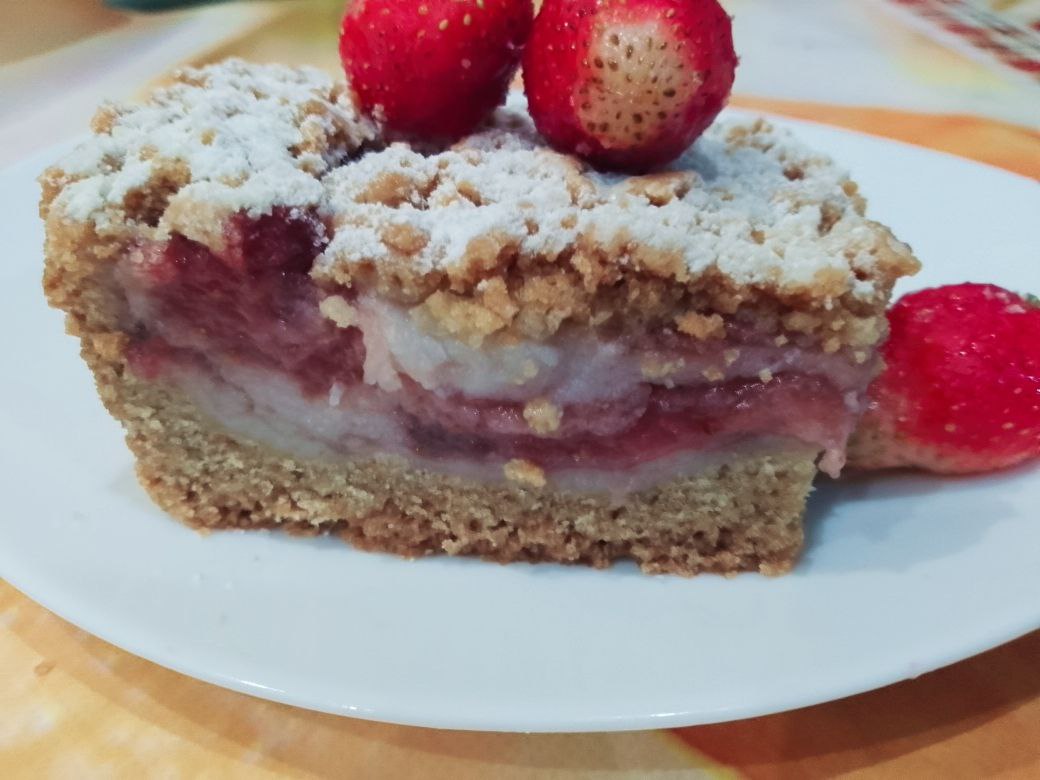 Пирог песочный с заварным кремом  и клубничным кремом: Охлажденный пирог вынимаем из формы, разрезаем на части и подаем к чаю.